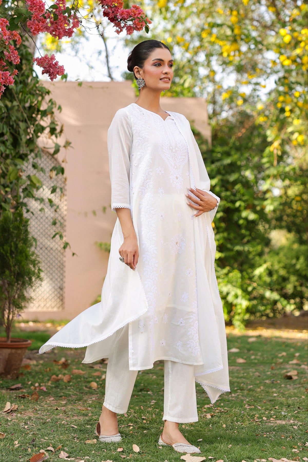 SARGAM WHITE PURE MUL COTTON CHIKANKARI SUIT SET