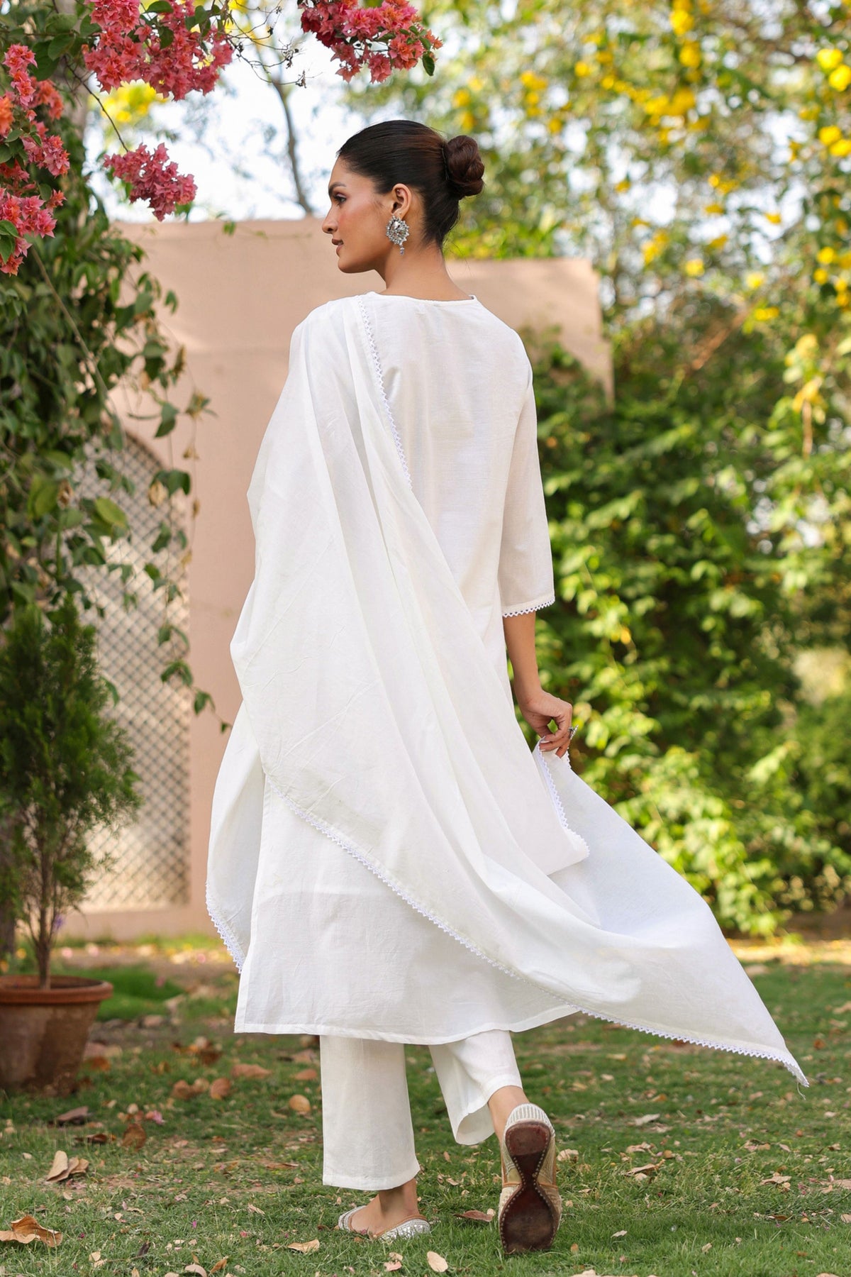 SARGAM WHITE PURE MUL COTTON CHIKANKARI SUIT SET